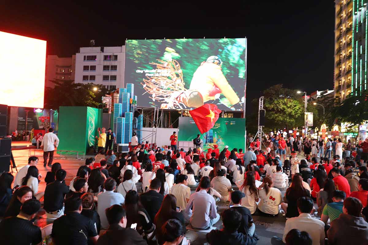 Nguoi dan tap trung dong truoc man hinh LED. Anh: Anh Tu