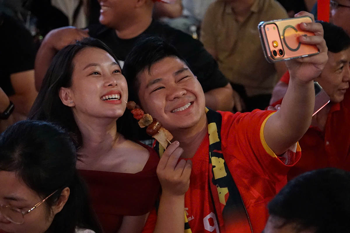 Nguoi dan phan khoi check-in truoc gio bong lan. Anh: Anh Tu