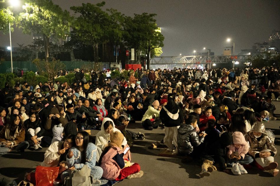 Many people flocked to My Dinh to watch the fireworks display celebrating the success of the 14th National Party Congress. Photo: Song Huu