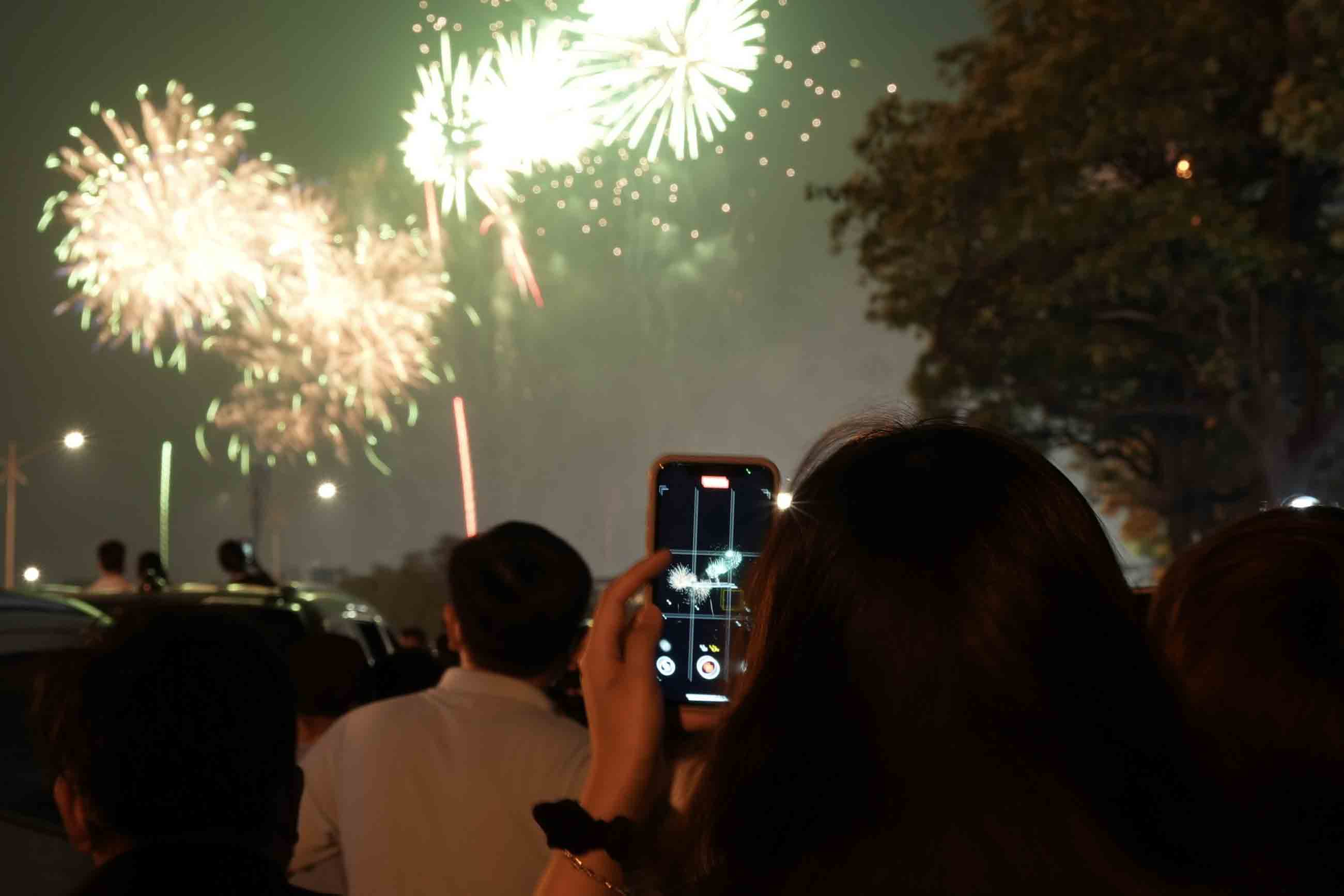 Quang Ninh fireworks displays at high altitude on the evening of January 25, closing a special art program to celebrate the success of the Party Congress. Photo: Huu Chanh