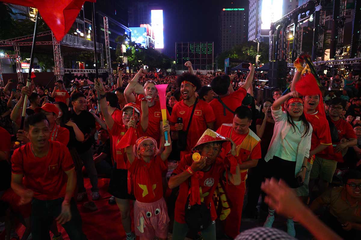 Nguoi ham mo o TPHCM ho reo, an mung khi U23 Viet Nam dan dau U23 Han Quoc trong hiep 1. Anh: Anh Tu