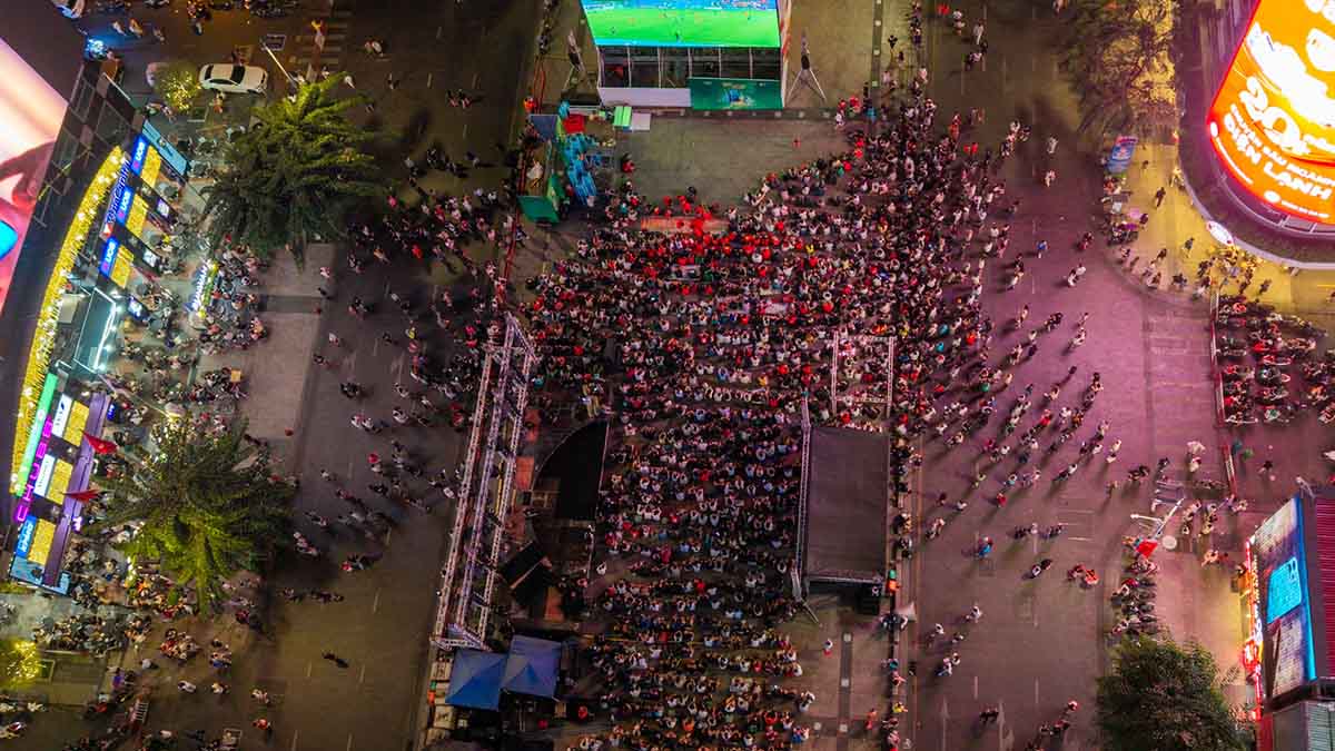 Pho di bo Nguyen Hue nhin tu tren cao toi 23.1. Anh: Anh Tu