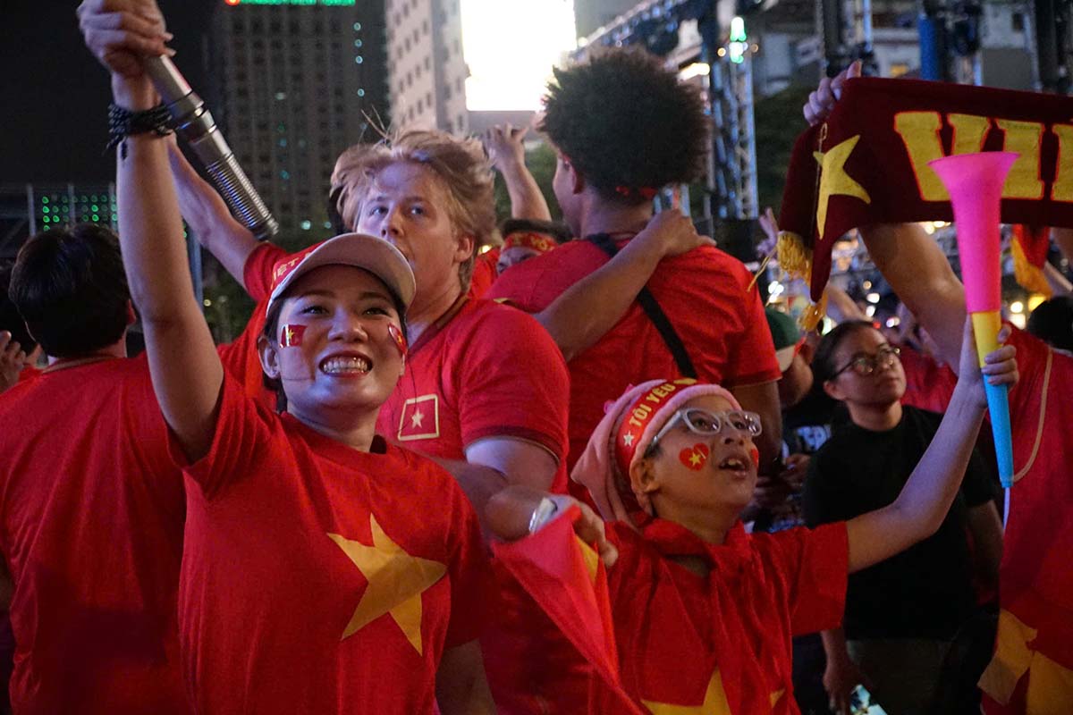 Niem vui lan toa tren pho di bo Nguyen Hue khi U23 Viet Nam thoat penalty nghet tho. Anh: Thai Bao