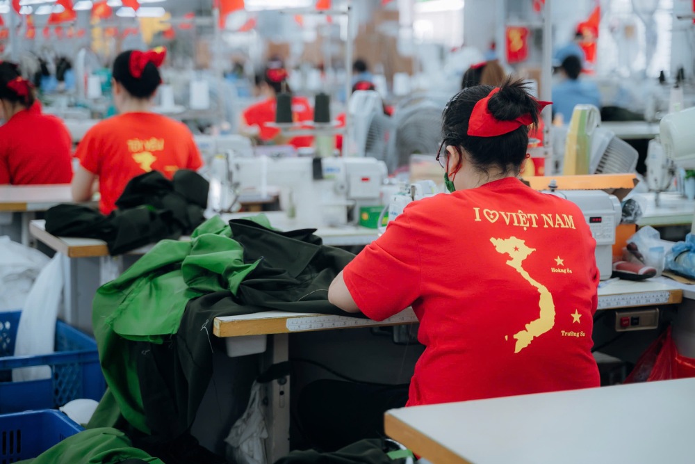 In 2025, the average salary of union members who are labor contracts in People's Police enterprises reached 12 - 30 million VND/month. In the photo, workers working at Company 19.5, Department H08, Ministry of Public Security. Photo: Quynh Chi