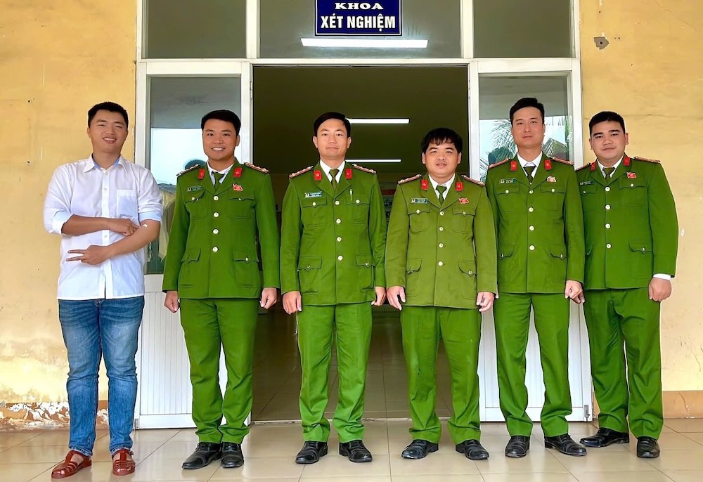 6 chien si cong an hien mau cuu song benh nhan. Anh: Cong an xa Vinh Dinh