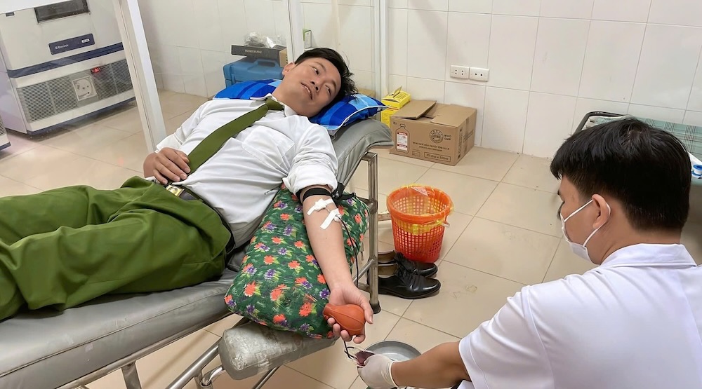 Vinh Dinh Commune Police soldiers donate blood to save people. Photo: Vinh Dinh Commune Police