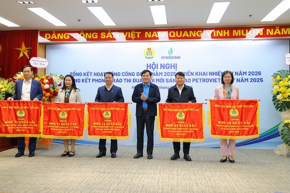 Le vice-president de la Confederation generale du travail du Vietnam, Nguyen Xuan Hung, remet le drapeau d'emulation de la Confederation generale du travail du Vietnam a 5 collectifs exceptionnels du syndicat Petrovietnam dans leurs activites en 2025. Photo: Hien Anh
