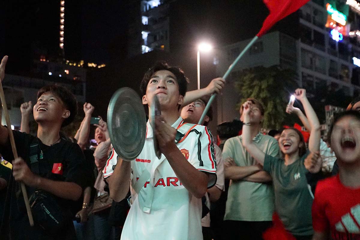 Co dong vien vo oa cam xuc qua tung cu cua U23 Viet Nam vao khung thanh doi thu. Anh: Thai Bao