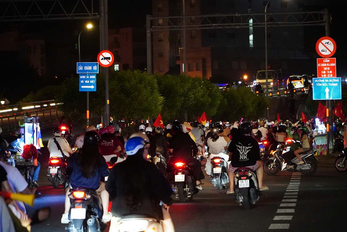 Dong nguoi mang theo co To quoc an mung chien thang, tao nen khung canh soi dong tai TPHCM. Anh: Anh Tu