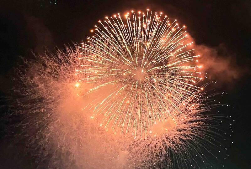 Hai Phong fireworks display 10-15 minutes to celebrate the 14th Party Congress. Photo: Huu Chanh