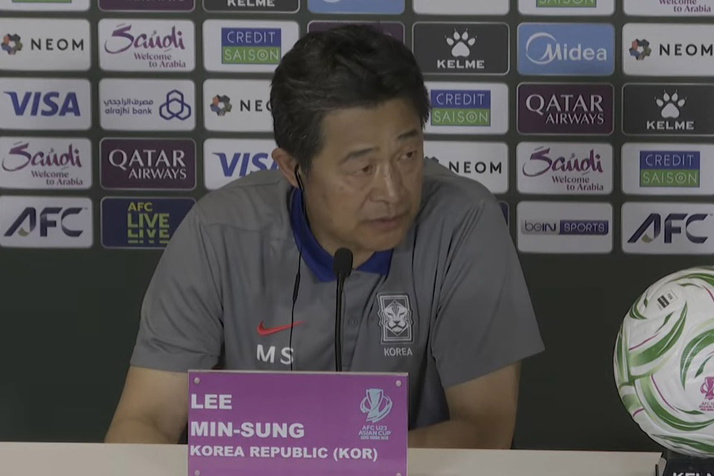 El entrenador Lee Min-sung de la sub-23 de Corea del Sur asiste a la rueda de prensa despues del partido contra la sub-23 de Vietnam. Foto: Captura de video