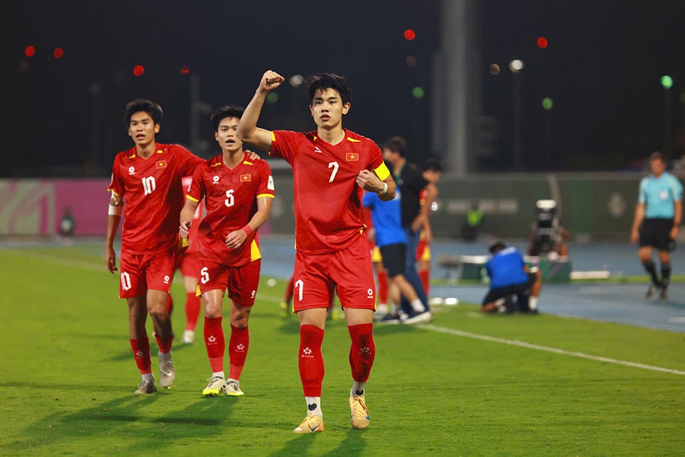 Dinh Bac gay tiec nuoi khi nhan the do. Anh: Ted Tran