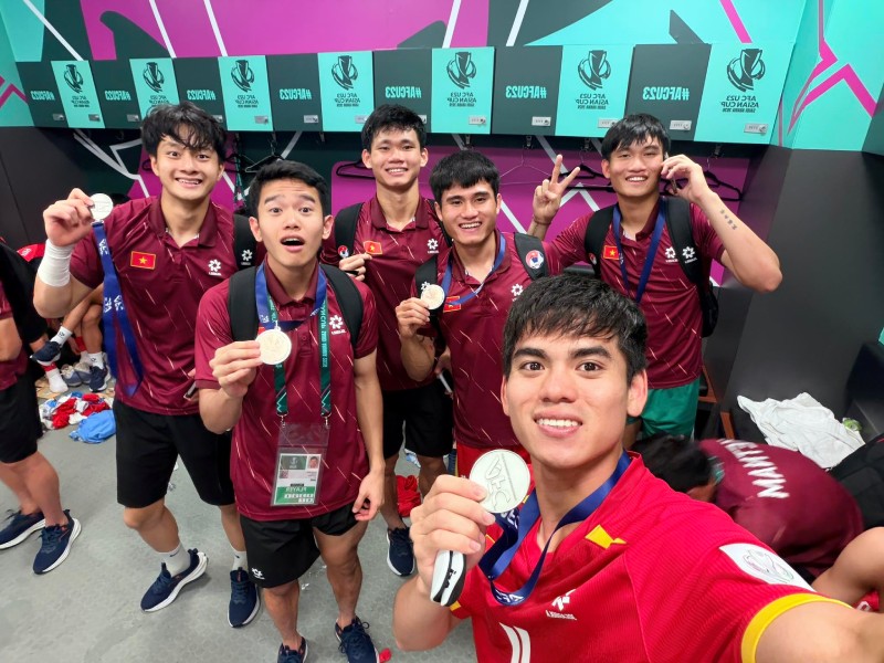 Les joueurs vietnamiens U23 avec la medaille de bronze du Championnat d'Asie U23 2026. Photo: Van Khang