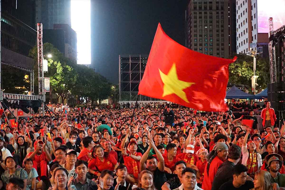 L'equipe vietnamienne U23 gagne, les fans a Ho-Chi-Minh-Ville explosent de joie.