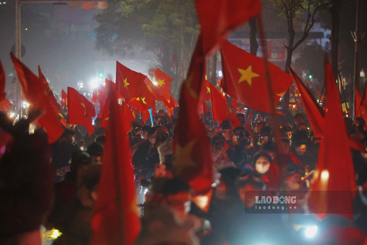 Tren nhieu tuyen pho trung tam cua Thu do, dong xe noi duoi nhau cung hinh anh co do sao vang tung bay rop troi.