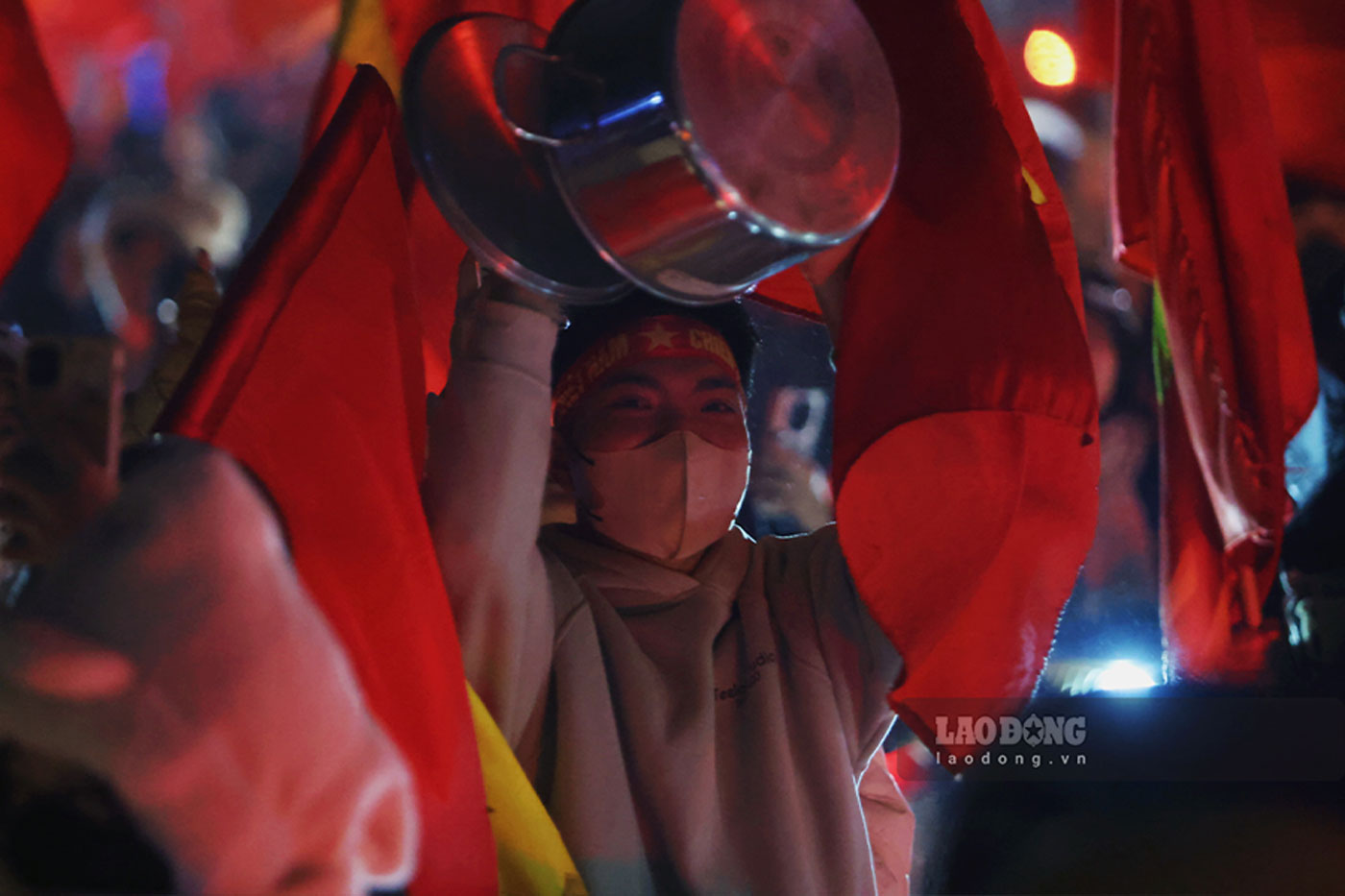 Du da nua dem, khong khi an mung van vo cung nao nhiet. Nhieu nguoi mang theo noi, mam, chai lo… go vang nhip co vu, hoa cung nhung tieng ho “Viet Nam chien thang” vang vong khap cac con pho. 