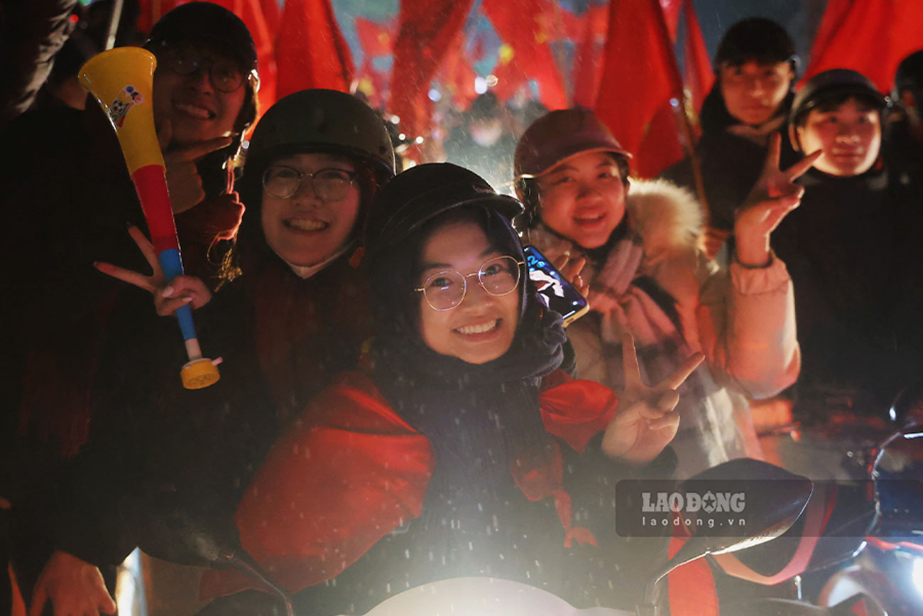 Du nhiet do ngoai troi chi khoang 10 do C kem mua phun, nhung suc nong van khong he giam.