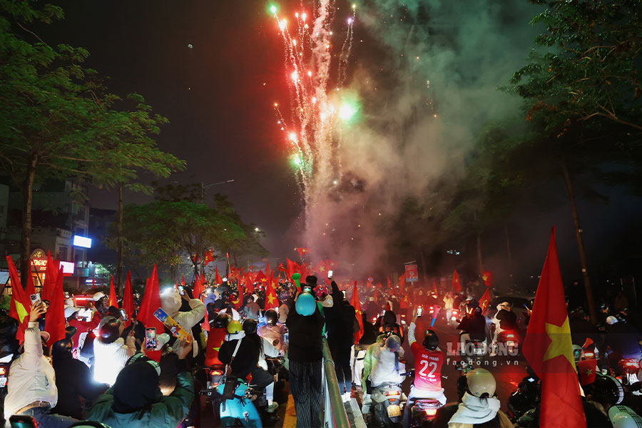 nhung chum phao hoa tu phat bat ngo duoc ban len giua dong nguoi an mung, thap sang bau troi Ha Noi trong khoanh khac chien thang. 