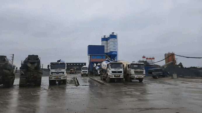 Trạm trộn bê tông trong khu dân cư gây ô nhiễm tại Hà Nội. Ảnh: Minh Hạnh 