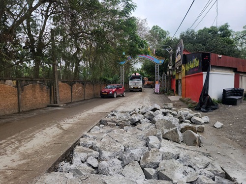 Xe tải trọng lớn chạy ngày đêm khiến mặt đường liên thôn Khoang Mái nhanh xuống cấp. Ảnh: Minh Hạnh 