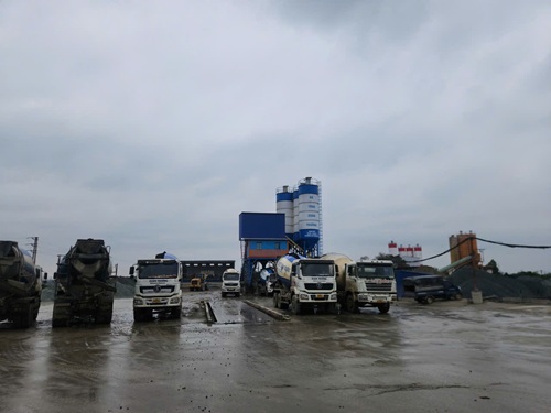 rạm trộn bê tông gây ô nhiễm ở Hạ Bằng, mặc dù chính quyền yêu cầu dừng nhưng vẫn hoạt động. Ảnh: Minh Hạnh 