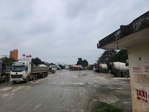 Người dân Hạ Bằng bức xúc vì trạm trộn bê tông gây ô nhiễm. Ảnh: Minh Hạnh 