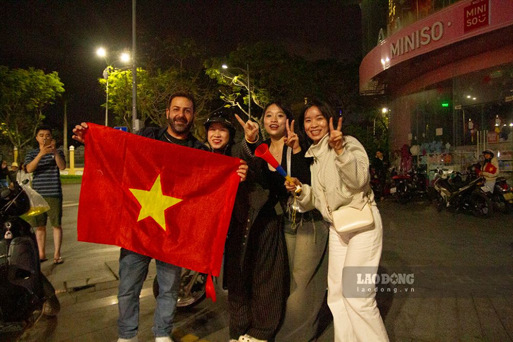 Du khach nuoc ngoai an mung cung nguoi dan Da Nang. Anh: Thanh Huyen