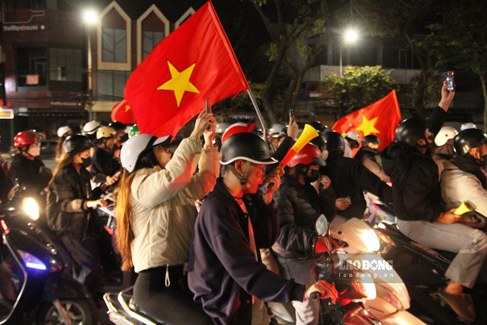 Nguoi dan do ve cac tuyen pho trung tam Da Nang an mung. Anh: Thanh Huyen