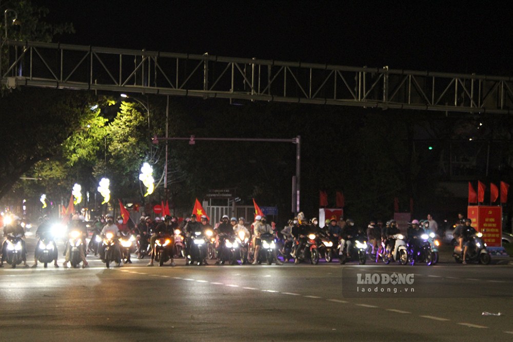 Dong nguoi dung den do nghiem tuc, thang tam tap. Anh: Thanh Huyen