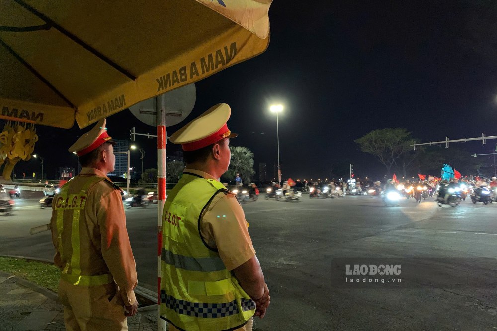 Canh sat giao thong co mat tai cac tuyen pho trung tam de dieu tiet giao thong. Anh: Thanh Huyen