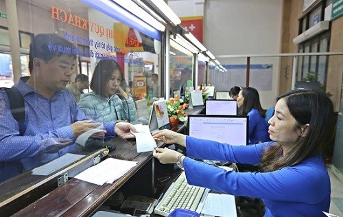 Hành khách mua vé đi tàu. Ảnh: VNR