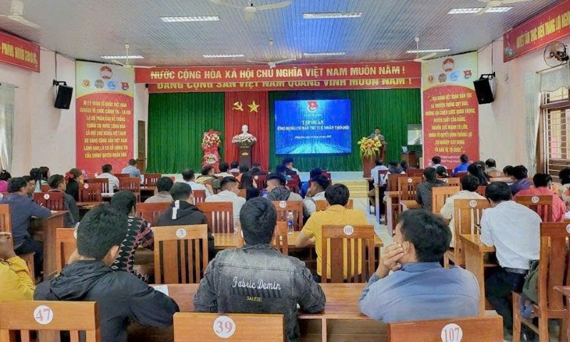 Da Nang cu cong chuc ho tro truc tiep tai 19 xa mien nui, bien gioi (Anh tren). Xa Hung Son, Da Nang tap huan “Ung dung co ban Tri tue nhan tao (AI)” cho can bo dia phuong (Anh duoi). Anh: Truong An