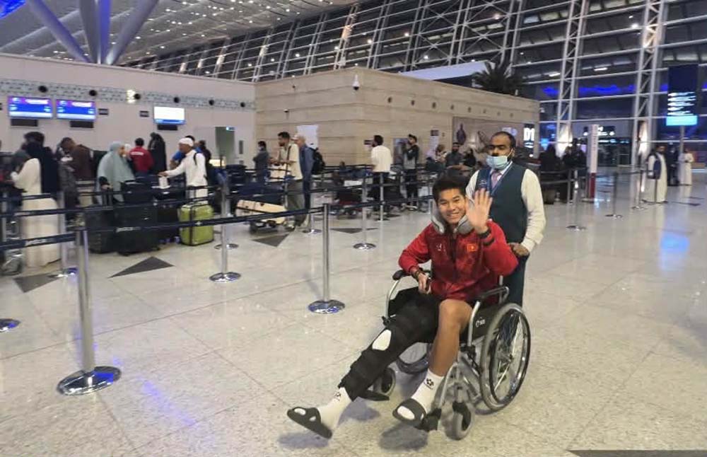 Hieu Minh duoc ho tro di chuyen bang xe lan o san bay. Anh: Cong Tri