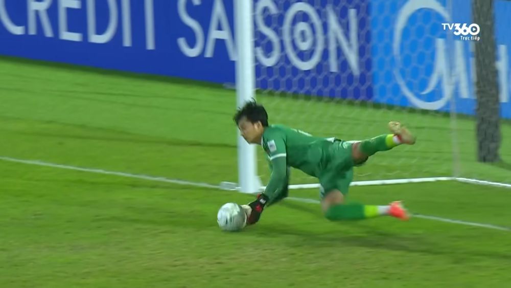 U23 Vietnam goalkeeper Cao Van Binh successfully saved a penalty. Photo cut from video