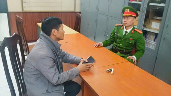 La police de Hanoï travaille avec les personnes qui jettent les dechets. Photo: Cong Trinh