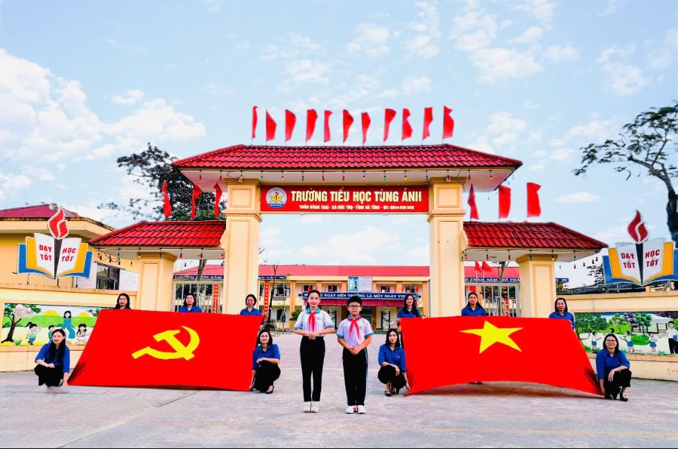 Hoc sinh Truong Tieu hoc Tung Anh lam video chao mung Dai hoi Dai bieu toan quoc lan thu XIV cua Dang. Anh: Ngoc Anh