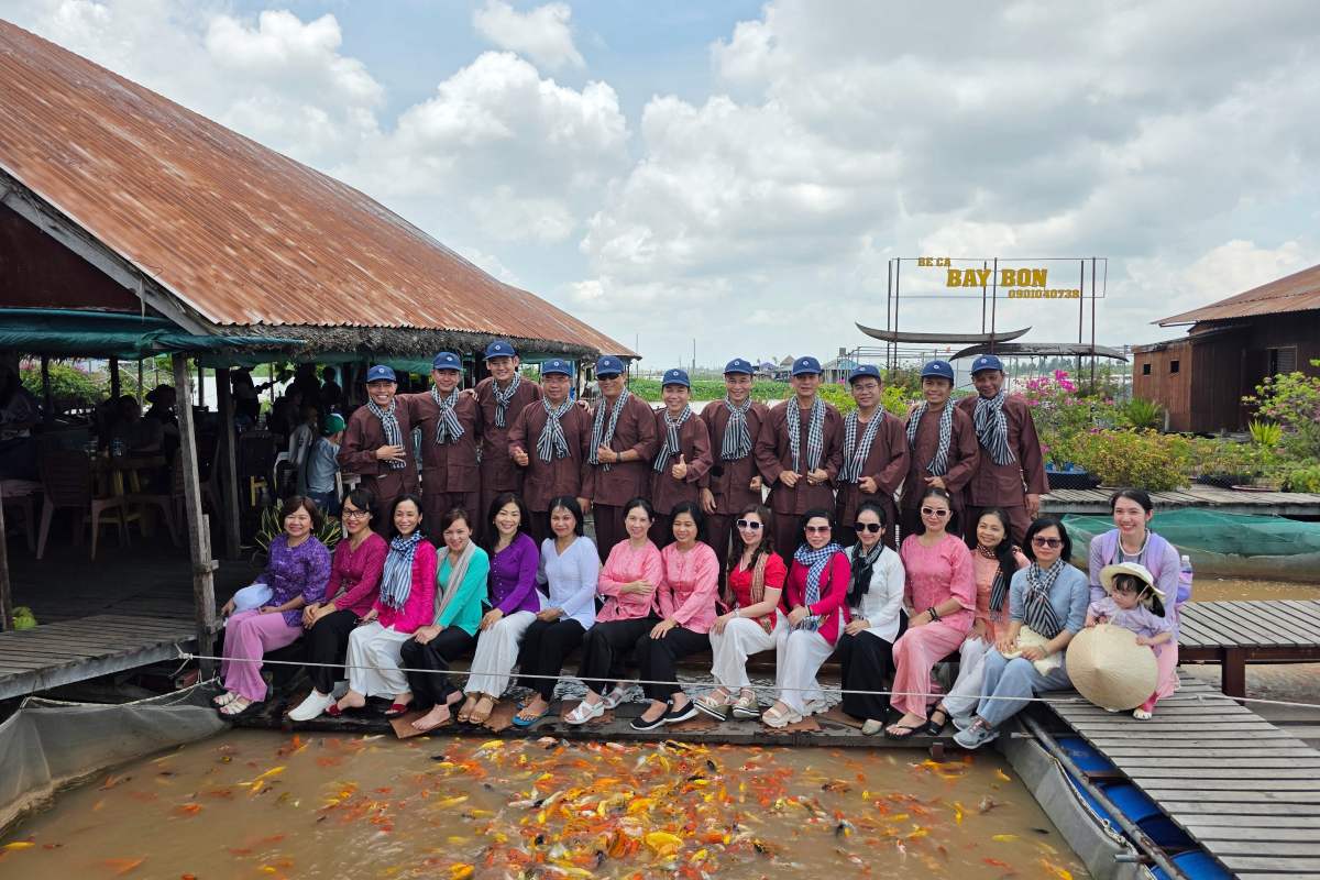 Doan khach tham quan, du lich tai mien Tay. Anh: Lan Phuong