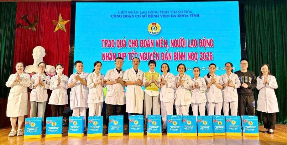 Thanh Hoa Provincial General Hospital Trade Union presents Tet gifts to union members and workers in difficult circumstances. Photo: Thanh Hoa Trade Union.