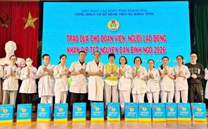 Trade Union of Thanh Hoa Provincial General Hospital presents Tet gifts to union members and workers