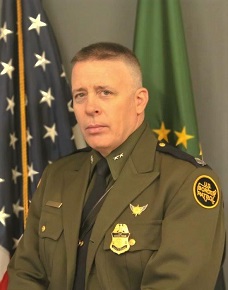 독일, 미국 국경 수비대 고위 관리인 그레고리 보비노의 재킷 때문에 파도. 사진: 미국 세관 및 국경 수비대