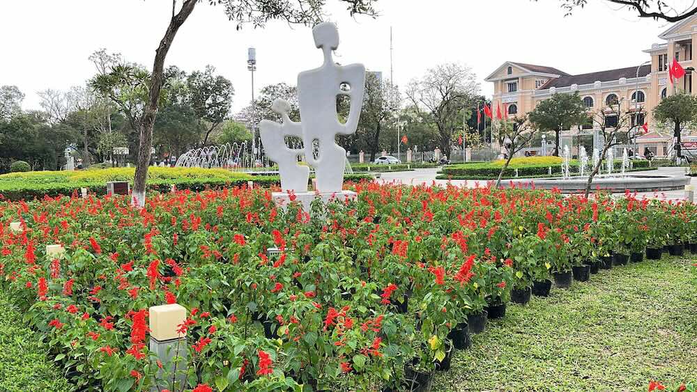 Hue s'illumine de rouge pour decorer la Fete du Printemps 2026. Photo : Hong Quan