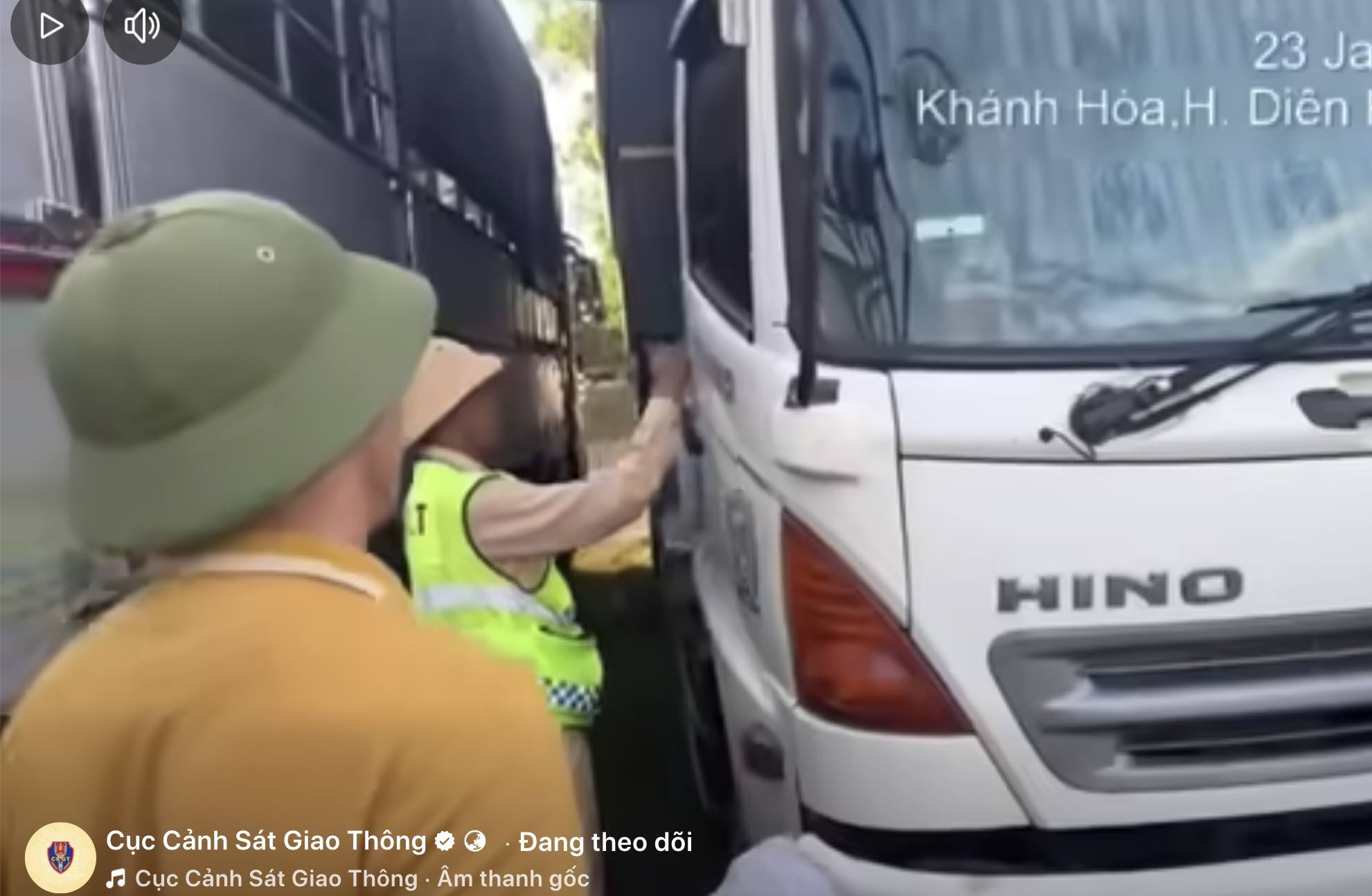 Traffic police handle 3 seriously violating trucks on the highway. Photo: Traffic Police Department