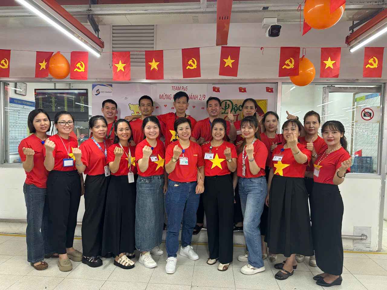 Les employes de la societe TNHH TAV croient aux grandes orientations du Parti apres le XIVe Congres. Photo: Fournie par la societe