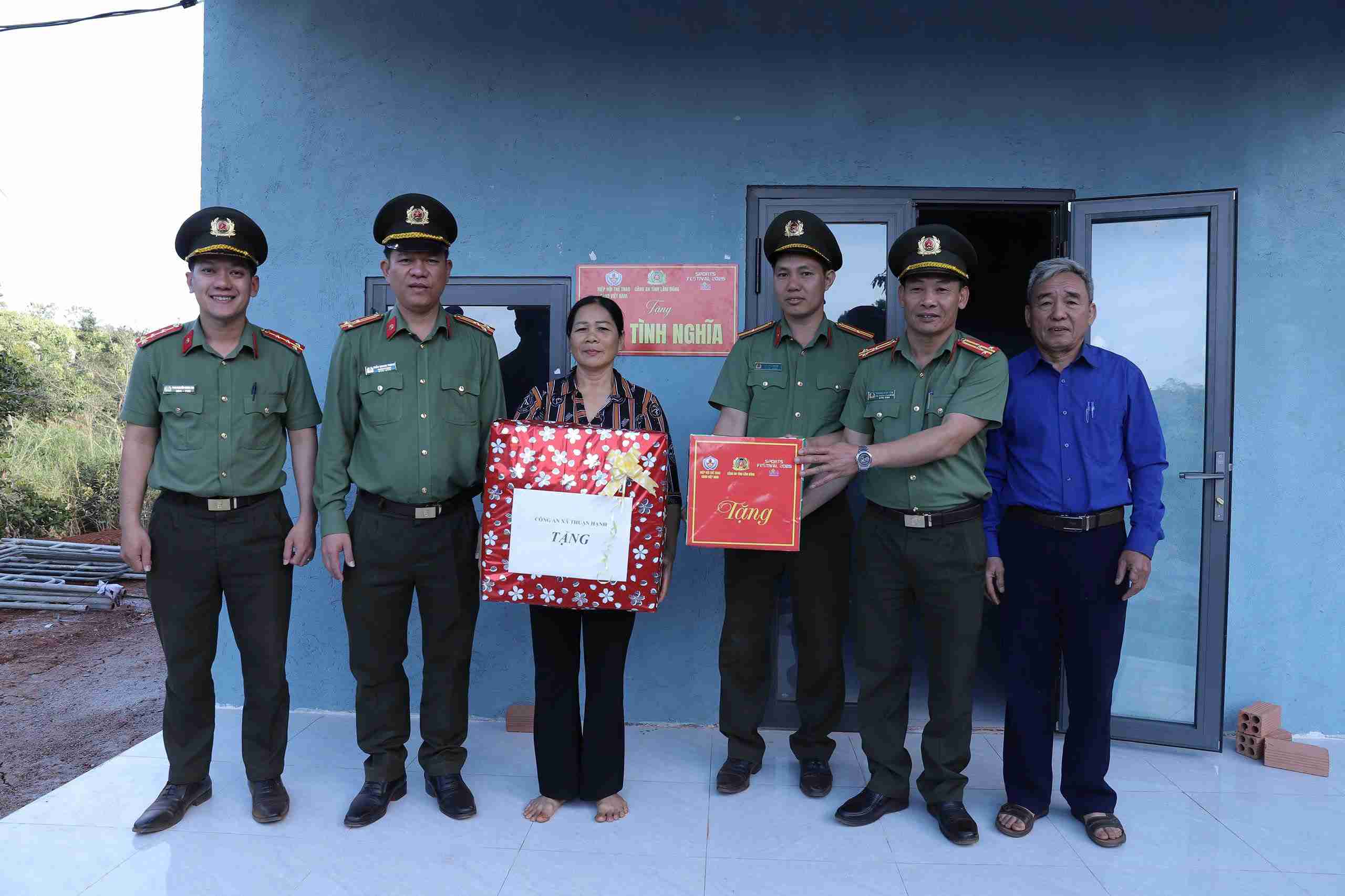 Cong an tinh Lam Dong tang qua cho cac ho dan ve nha moi. Anh: Phuc Khanh 