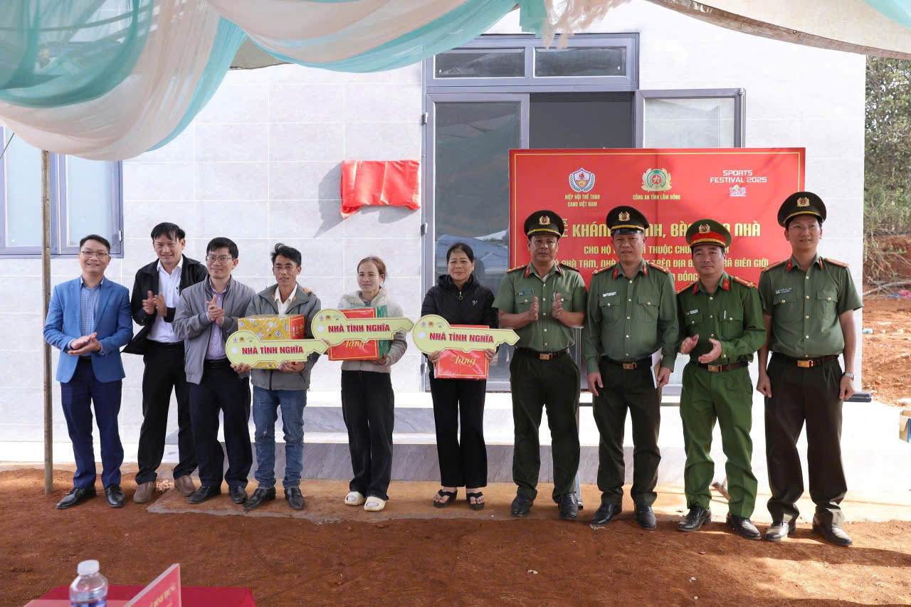 Cong an tinh Lam Dong ban giao nha cho nguoi dan dac biet kho khan tai xa bien gioi Thuan Hanh. Anh: Phuc Khanh 