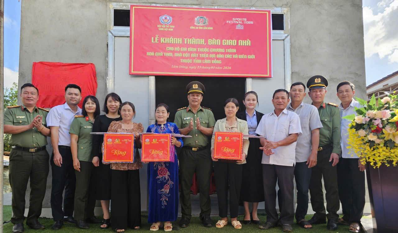 Lam Dong Provincial Police hand over houses to households in 2 border communes. Photo: Phuc Khanh