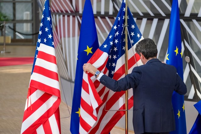 Drapeau americain et europeen au Conseil europeen a Bruxelles, en Belgique. Photo: Xinhua