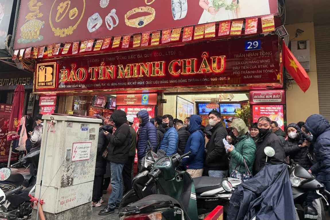 Du gia lien tuc bien dong, vang nhan van thu hut nhieu nguoi san mua. Anh: Phuong Anh 