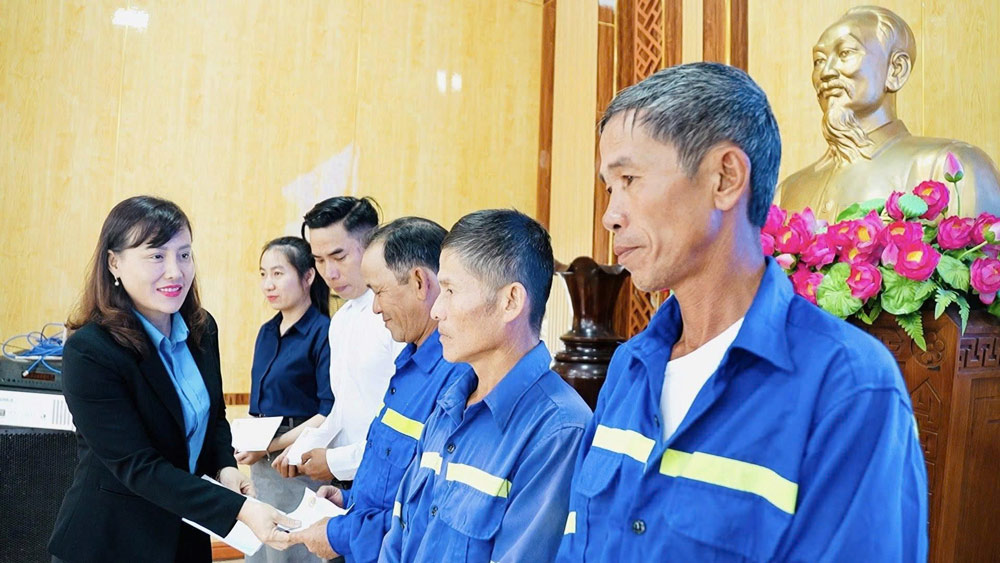 Mme Nguyen Thi Ngoc Anh, vice-presidente de la Federation du travail de la ville de Da Nang, remet des cadeaux aux membres du syndicat. Photo: Syndicat de Da Nang.