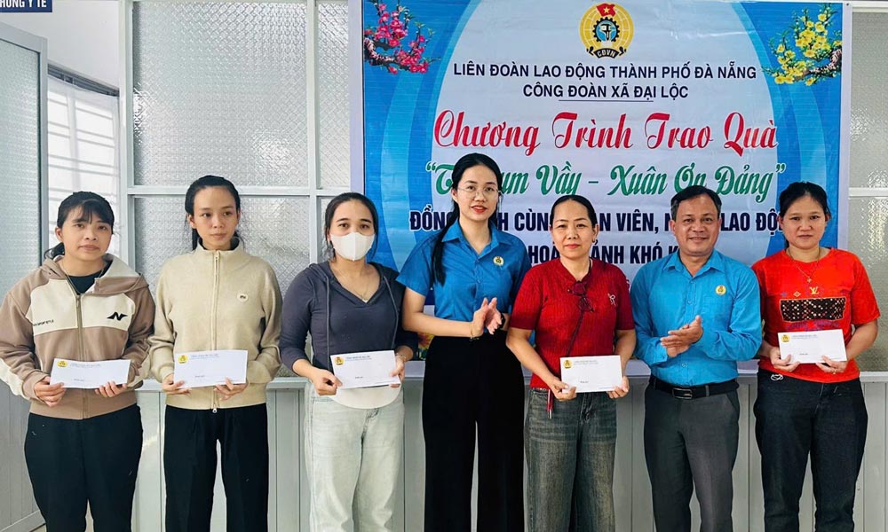 Le syndicat de la commune de Dai Loc a remis 409 cadeaux, d'une valeur de 1 million de dongs chacun, aux membres du syndicat et aux travailleurs. Photo: Syndicat de Da Nang.